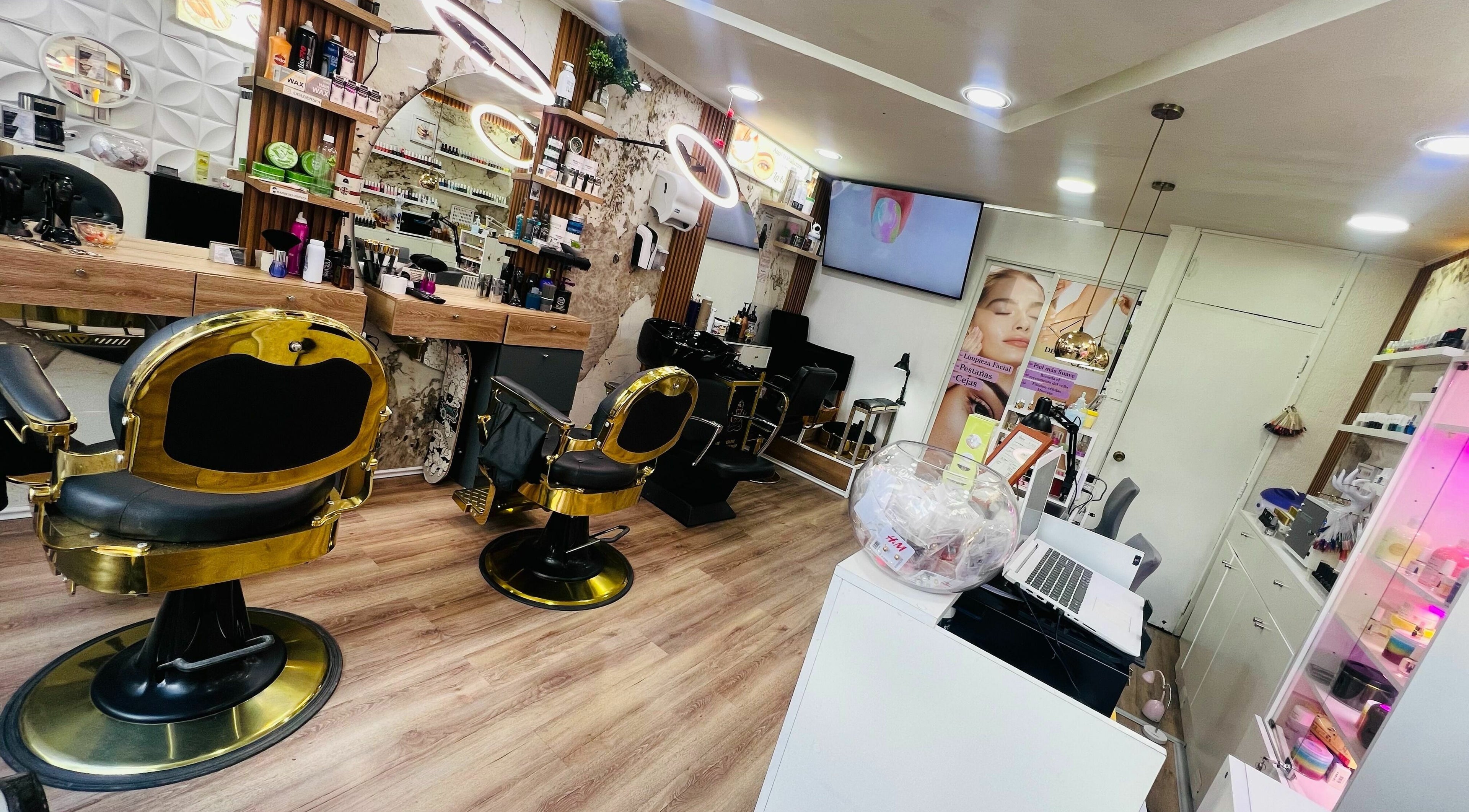 Interior moderno de goldenspa en Viña Del Mar, Valparaíso, CL con sillas doradas y productos de belleza.