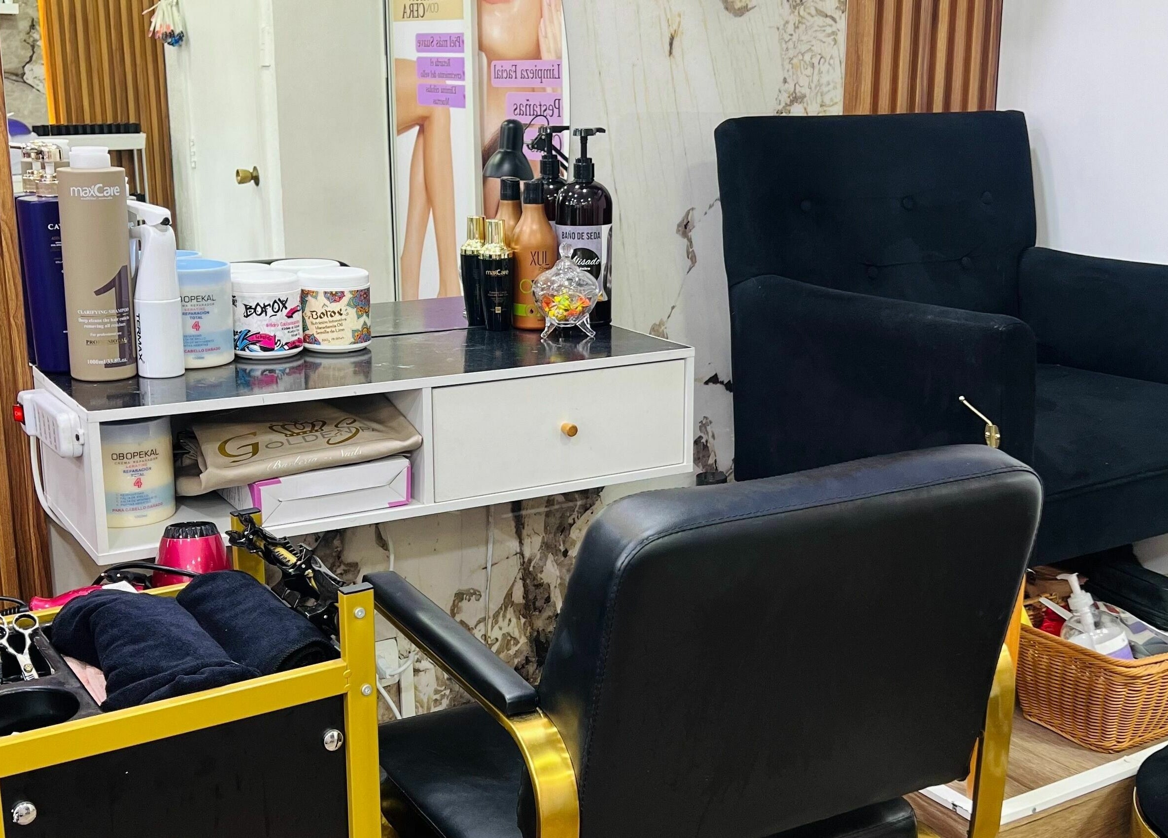 Interior acogedor de la sala de belleza en goldenspa, Viña Del Mar, Valparaíso, CL, mostrando productos de cuidado.