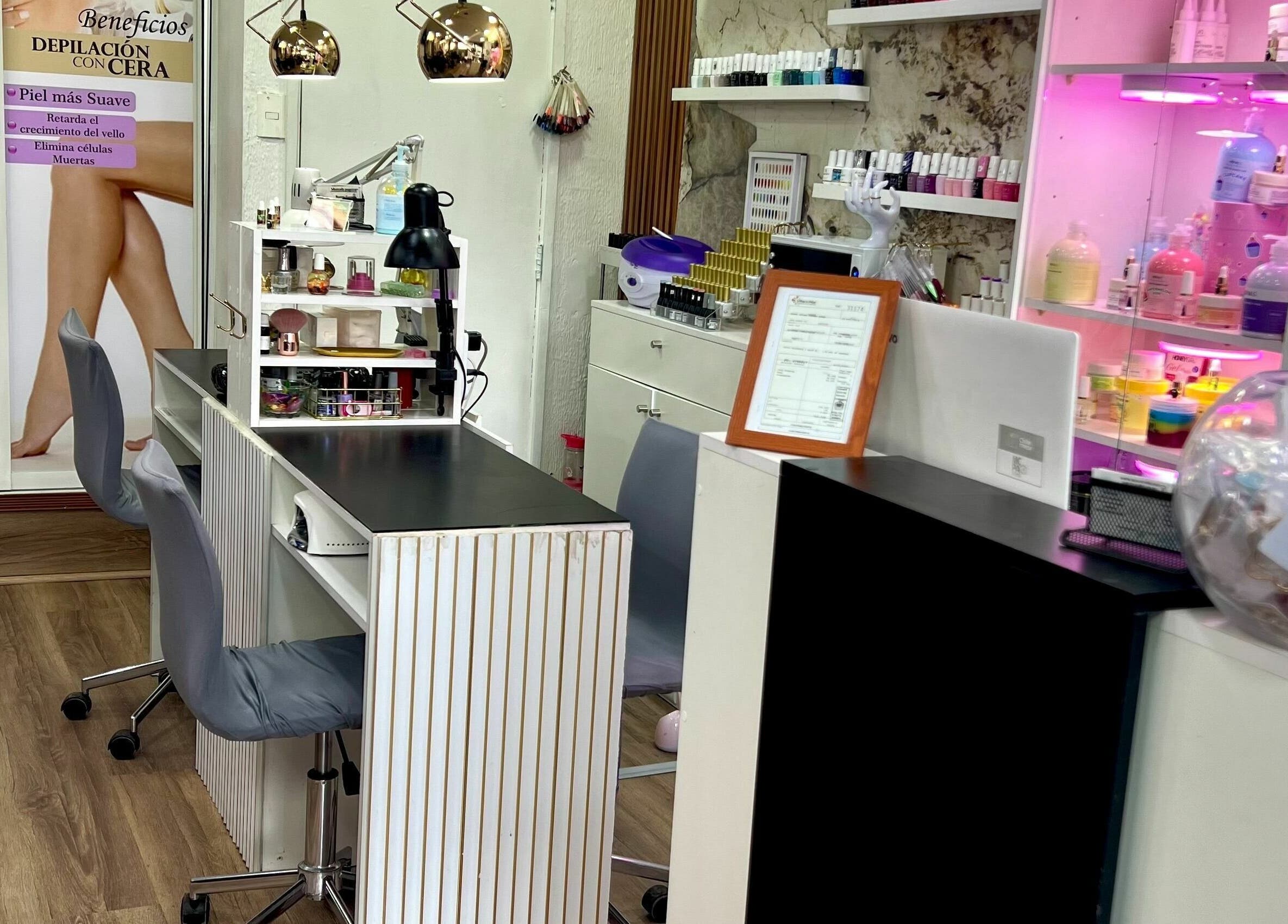 Interior de goldenspa con mesas y productos de belleza en Viña Del Mar, Valparaíso, CL.