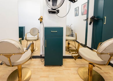Elegant styling chairs in Glaysson Carvalho Hair Studio, London, England, GB, reflecting a modern aesthetic.