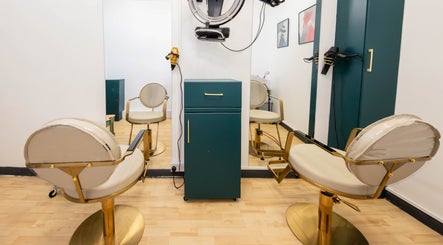 Elegant styling chairs in Glaysson Carvalho Hair Studio, London, England, GB, reflecting a modern aesthetic.