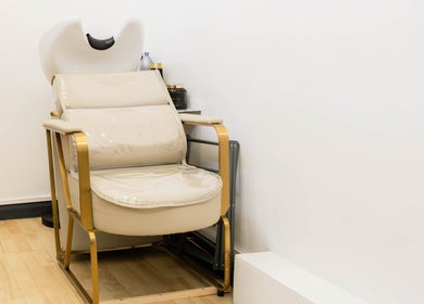 Elegant shampoo chair at Glaysson Carvalho Hair Studio, London, England, GB, offering luxury hair treatments.