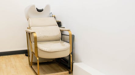 Elegant shampoo chair at Glaysson Carvalho Hair Studio, London, England, GB, offering luxury hair treatments.