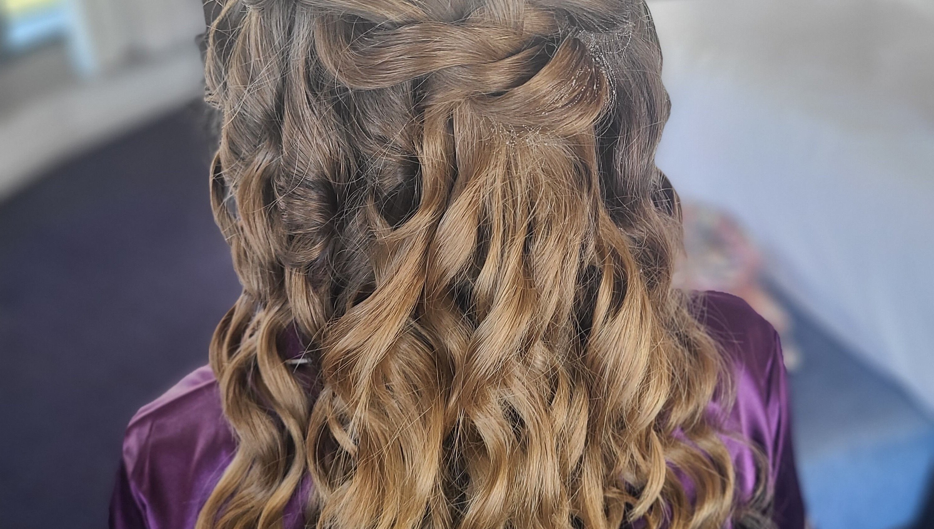 Elegant curly hairstyle at Gorgeous You Salon & Spa in Bridgeview, Illinois, US.