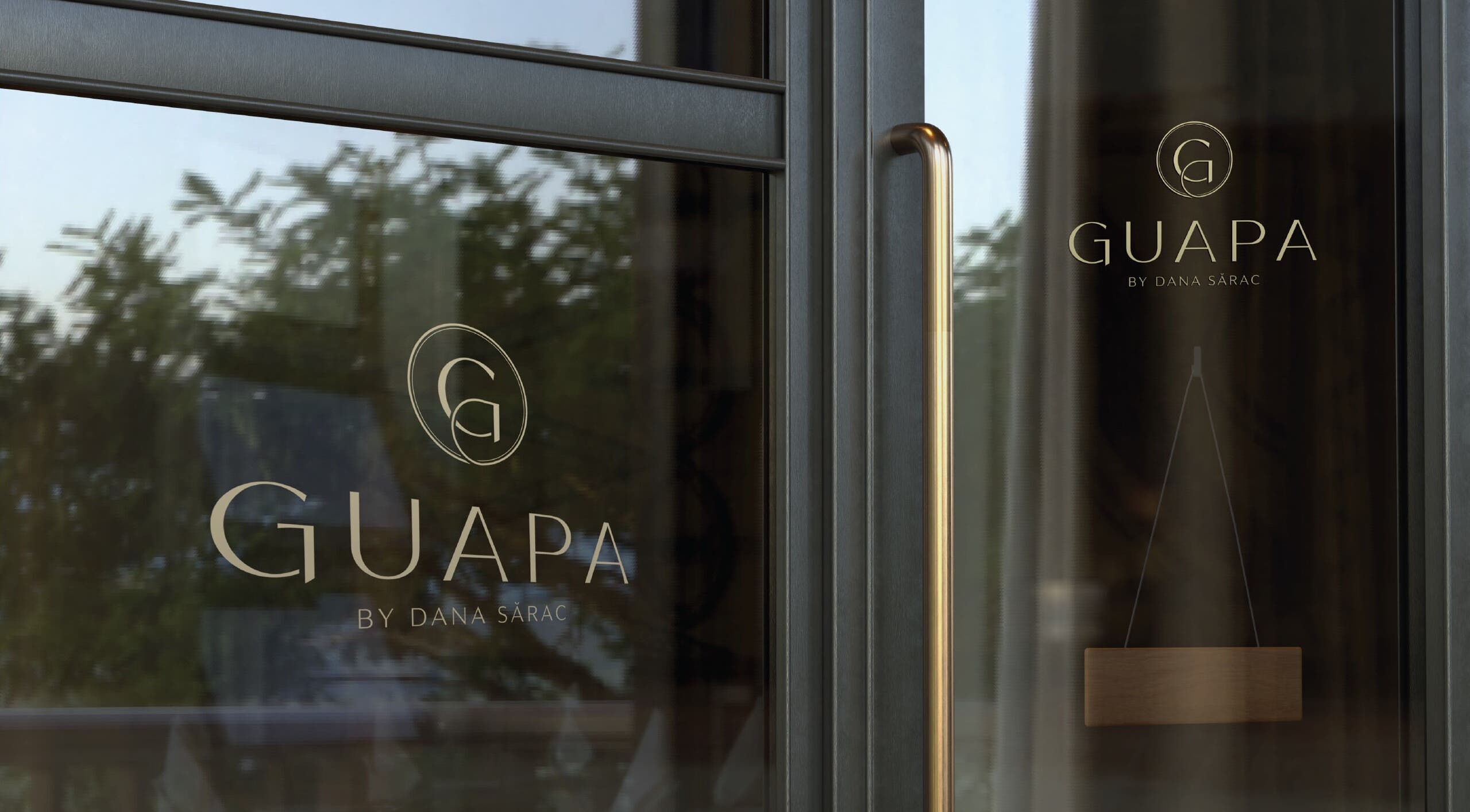 Intrarea elegantă a Guapa Studio din Cluj-Napoca, Județul Cluj, RO, cu logo distinctiv pe ușă.