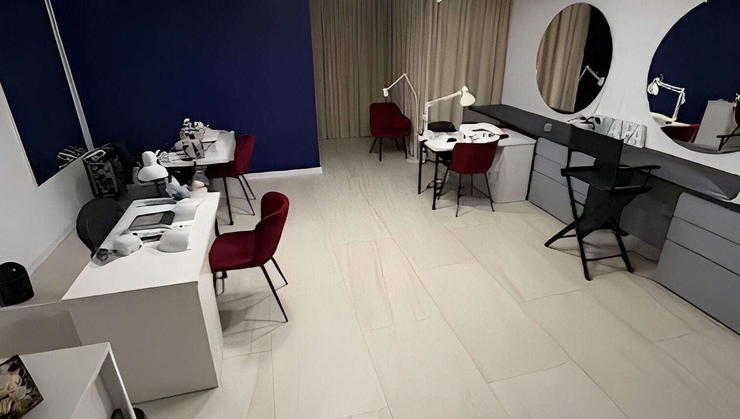 Interior modern al Guapa Studio din Cluj-napoca, Județul Cluj, RO, cu scaune roșii și oglinzi mari.