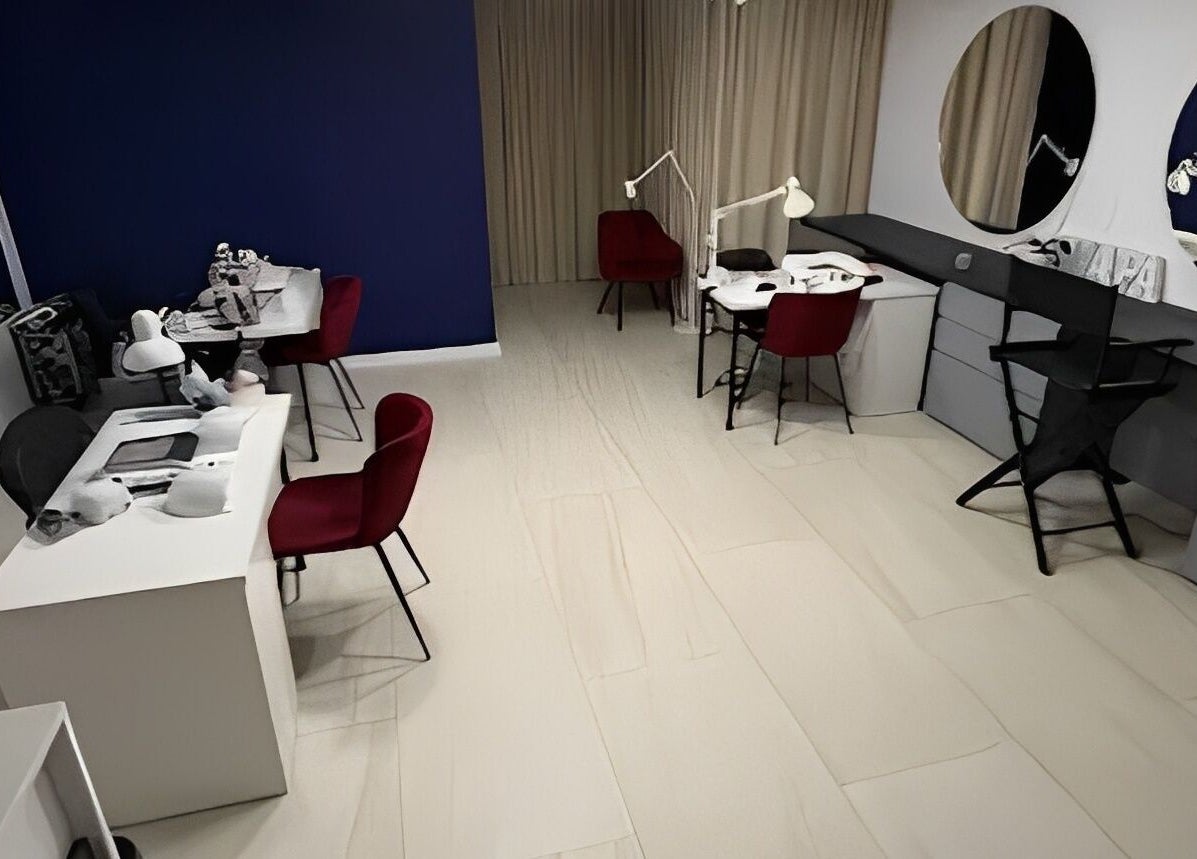 Interior modern al Guapa Studio din Cluj-napoca, Județul Cluj, RO, cu scaune roșii și oglinzi mari.