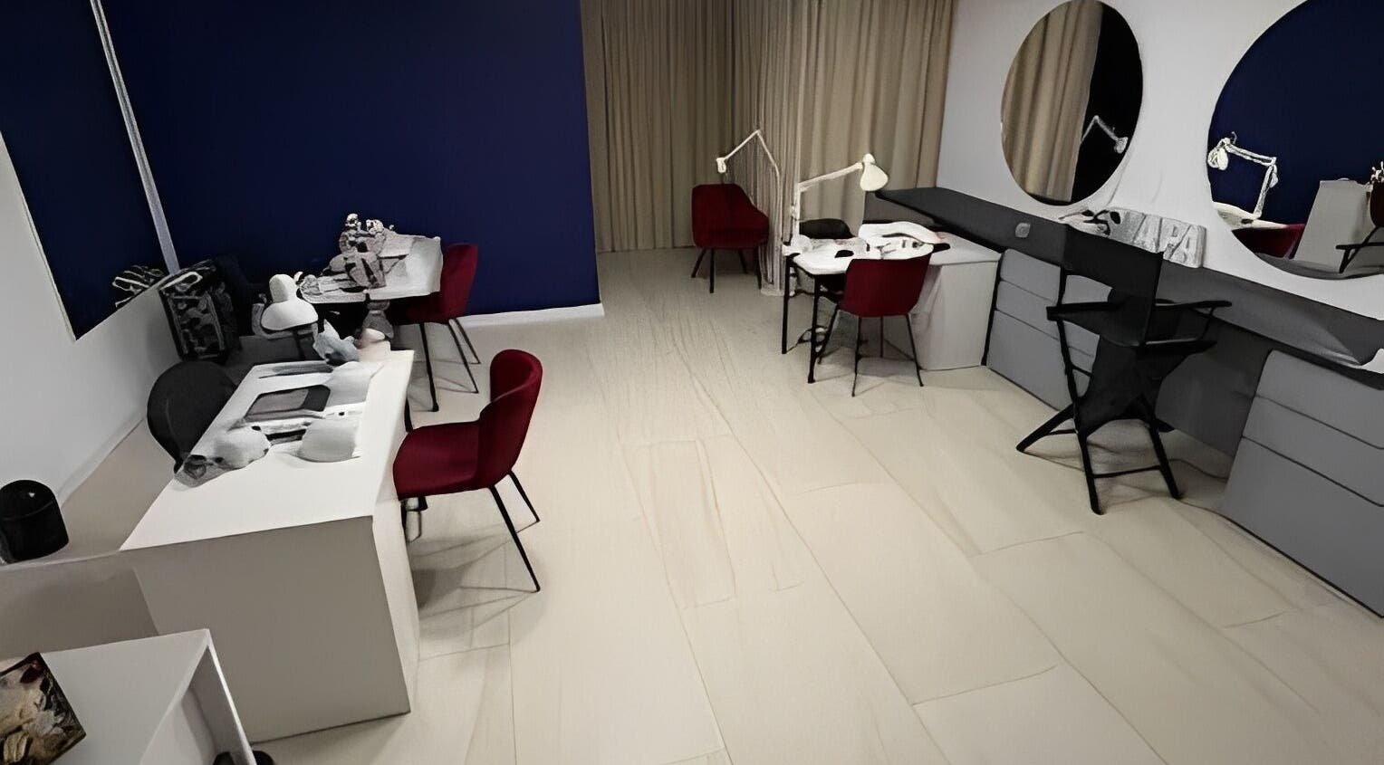 Interior modern al Guapa Studio din Cluj-napoca, Județul Cluj, RO, cu scaune roșii și oglinzi mari.