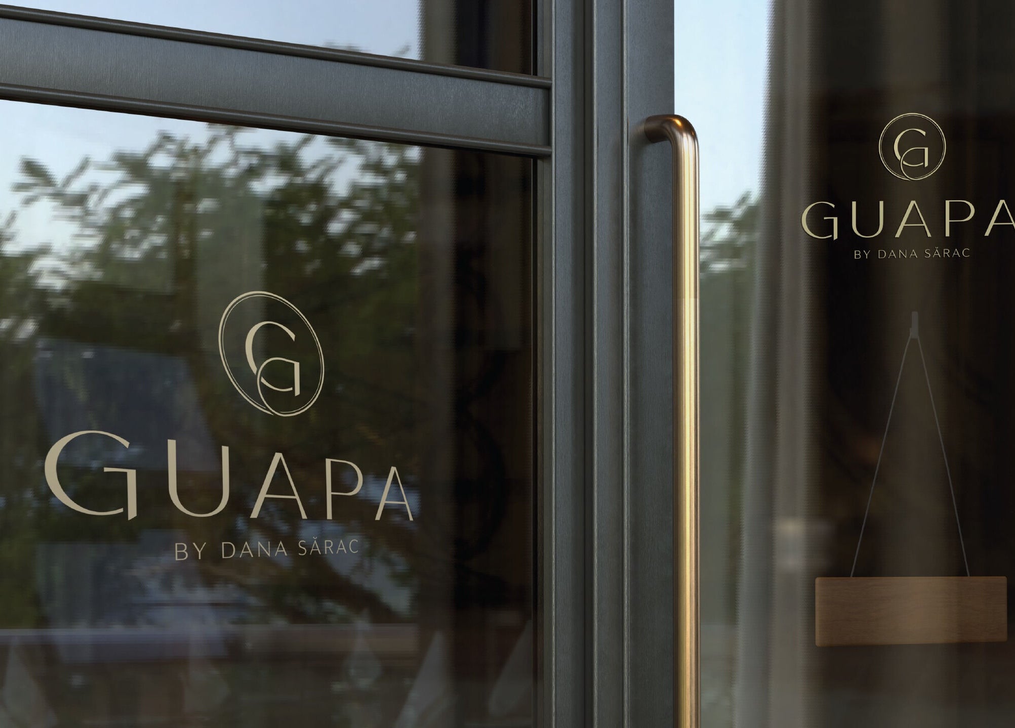 Intrarea elegantă a Guapa Studio din Cluj-Napoca, Județul Cluj, RO cu logo distinctiv pe ușă.