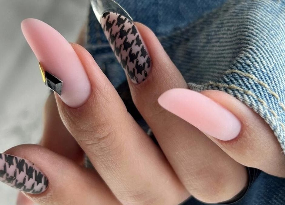 Manichiură modernă la Guapa Studio, Cluj-napoca, Județul Cluj, RO, cu design elegant de unghii.