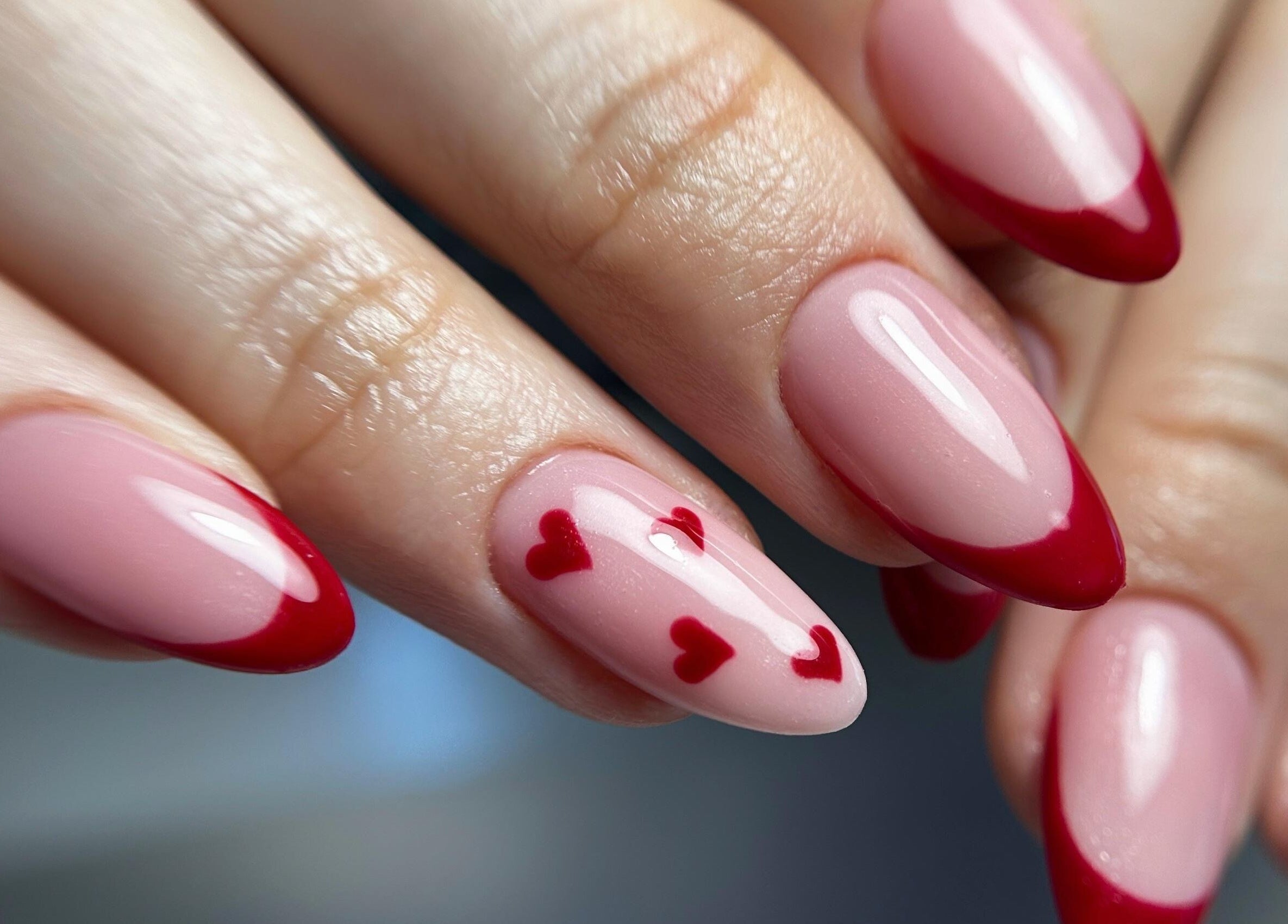 Unghii cu vârfuri roșii și decor de inimi la Guapa Studio, Cluj-napoca, Județul Cluj, RO.
