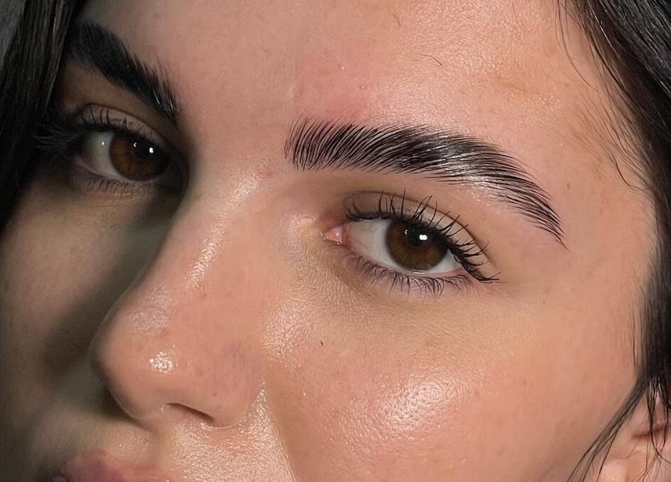 Sprâncene perfect modelate la Guapa Studio, Cluj-napoca, Județul Cluj, RO evidențiind eleganța naturală.