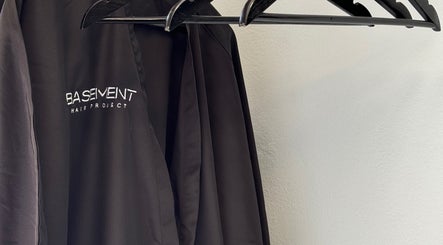 Μαύρα ρούχα με λογότυπο στο Basement Hair Project, Αγία Παρασκευή, GR.