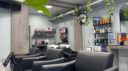 Καλαίσθητος χώρος κομμωτηρίου στο Basement Hair Project, Αγία Παρασκευή, GR με κομψά καθίσματα και προιόντα ομορφιάς.