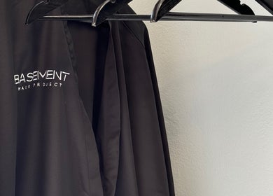 Προσαρμοσμένη ρόμπα με λογότυπο 'Basement Hair Project' σε κρεμάστρα, Αγία Παρασκευή, GR.