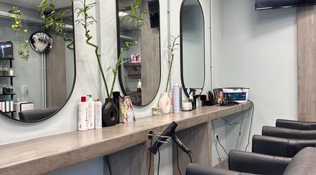 Κομψός καθρέπτης και καρέκλες στο Basement Hair Project, Αγία Παρασκευή, GR. Επαγγελματικός εξοπλισμός χώρου