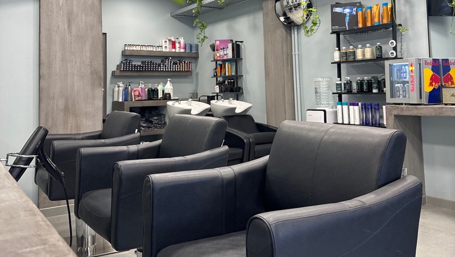 Κομψό σαλόνι με καρέκλες στο Basement Hair Project, Αγία Παρασκευή, GR.