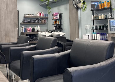 Κομψό σαλόνι με καρέκλες στο Basement Hair Project, Αγία Παρασκευή, GR.