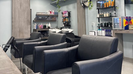 Κομψό σαλόνι με καρέκλες στο Basement Hair Project, Αγία Παρασκευή, GR.