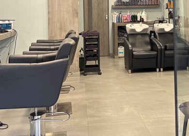 Σύγχρονος χώρος του Basement Hair Project στην Αγία Παρασκευή, GR με κομμωτηριακές καρέκλες και νιπτήρες.