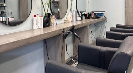 Εσωτερικό του Basement Hair Project στην Αγία Παρασκευή, GR με καρέκλες και καθρέπτες.