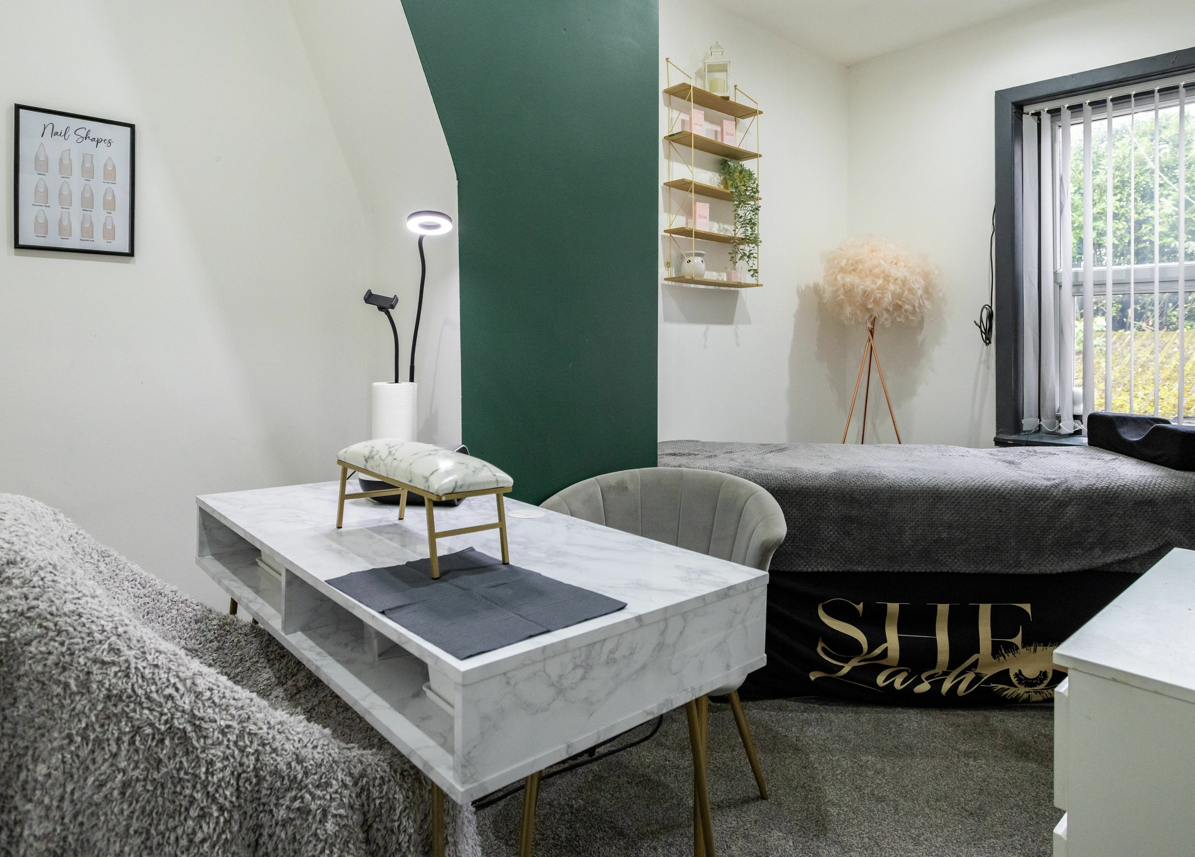 Cozy beauty room at The House of Castelliś, Hyde, England, GB. Features elegant decor and a window view.