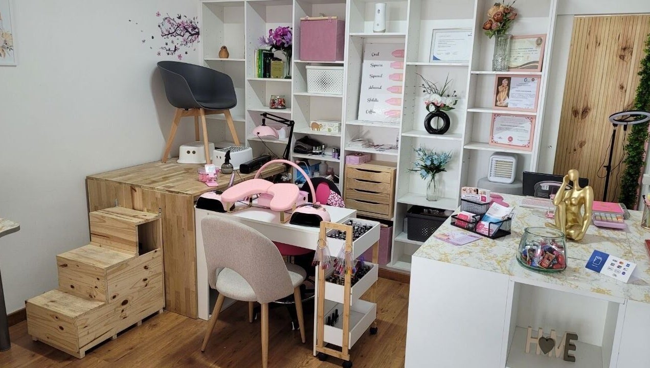 Interior acolhedor da Beleza Rara em Covilhã, Castelo Branco, PT, com espaço moderno e organizado para bem-estar.