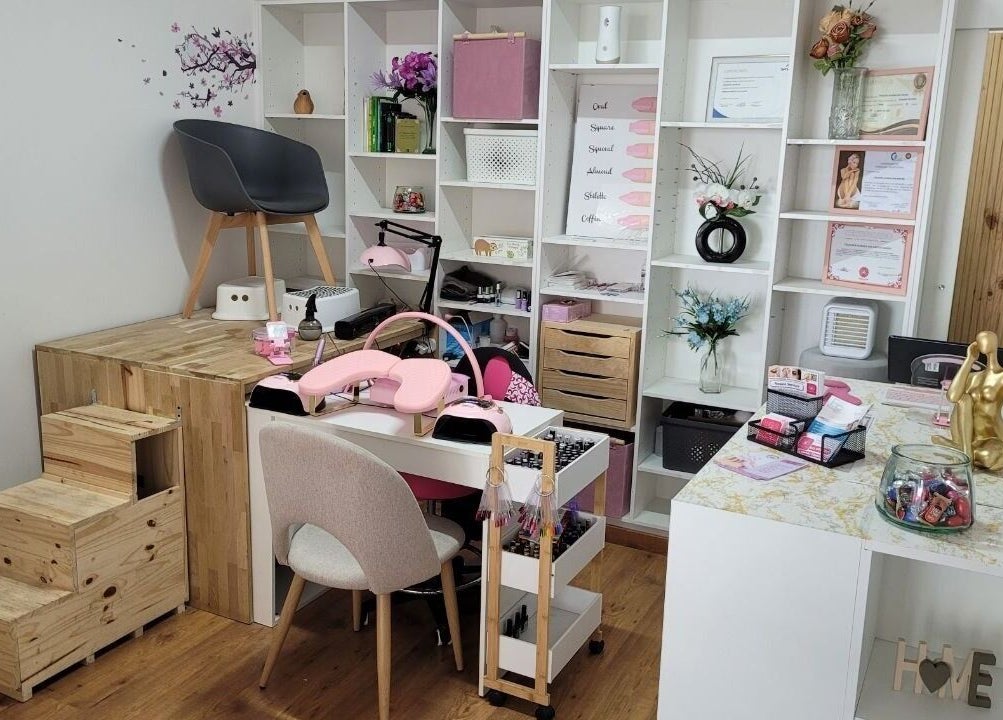 Interior acolhedor da Beleza Rara em Covilhã, Castelo Branco, PT, com espaço moderno e organizado para bem-estar.