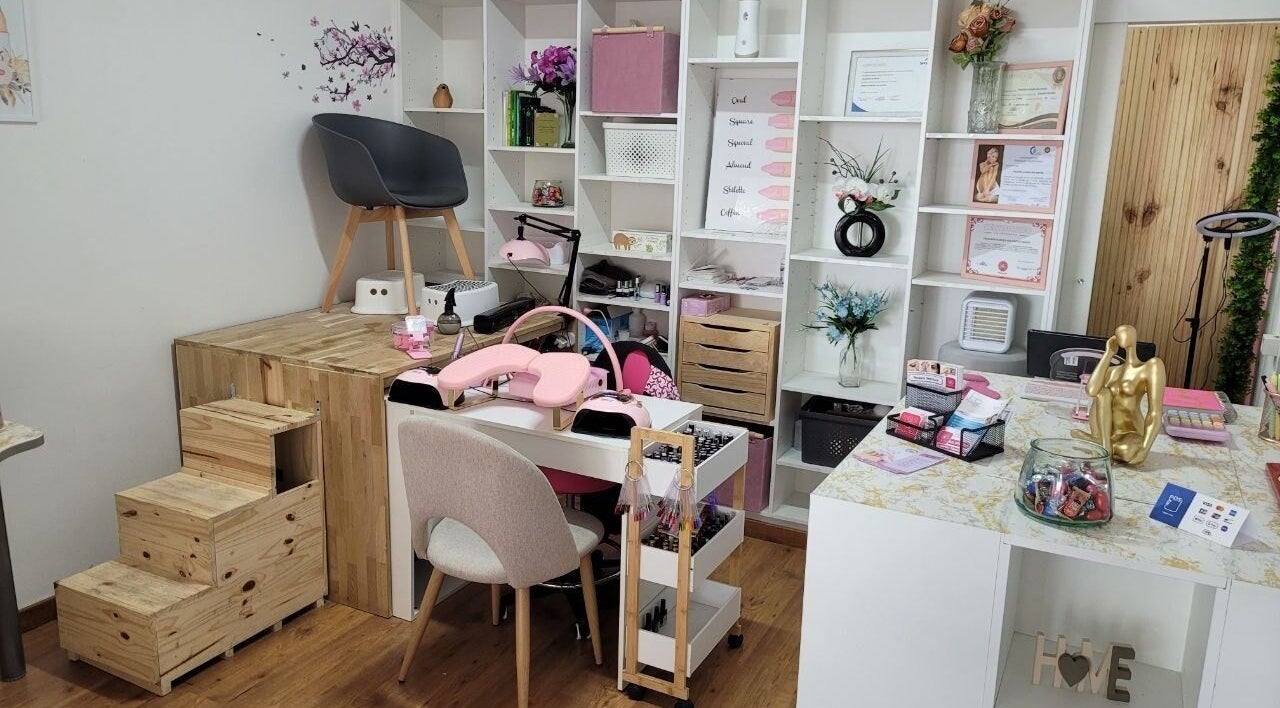 Interior acolhedor da Beleza Rara em Covilhã, Castelo Branco, PT, com espaço moderno e organizado para bem-estar.