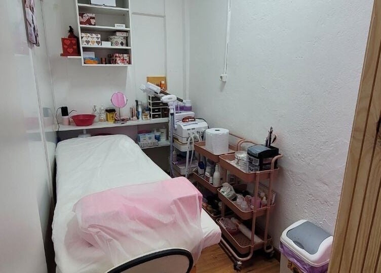 Sala de tratamento estética na Beleza Rara, Covilhã, Castelo Branco, PT, com maca e equipamentos.