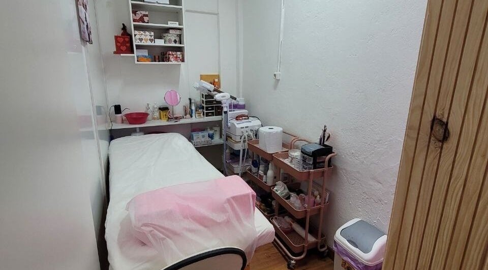 Sala de tratamento estética na Beleza Rara, Covilhã, Castelo Branco, PT, com maca e equipamentos.