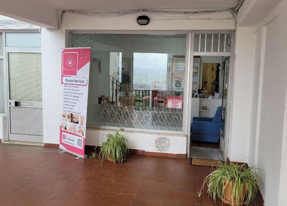 Entrada da Beleza Rara em Covilhã, Castelo Branco, PT mostrando cartaz de serviços de beleza.