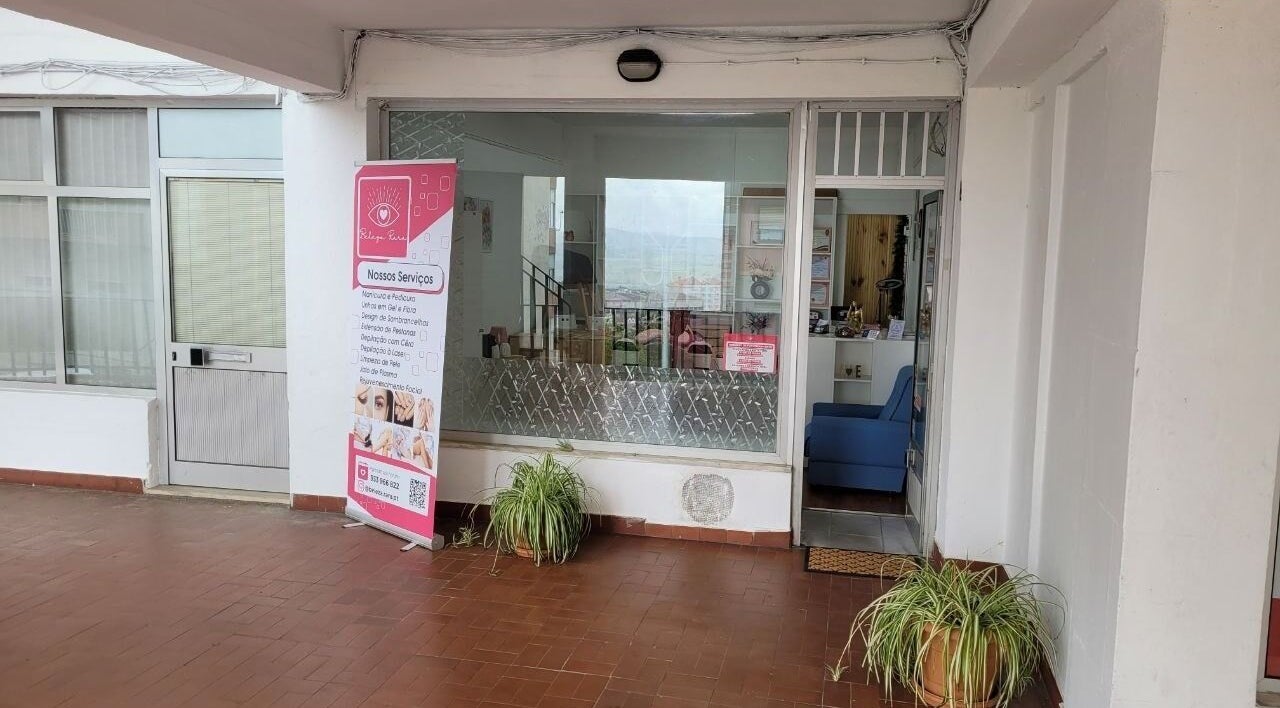 Entrada da Beleza Rara em Covilhã, Castelo Branco, PT mostrando cartaz de serviços de beleza.