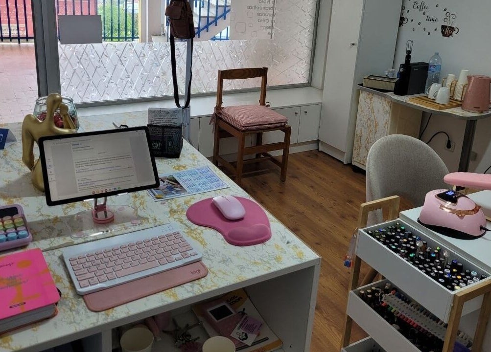 Espaço de trabalho estiloso em Beleza Rara, Covilhã, Castelo Branco, PT, com decoração rosa e dourada.