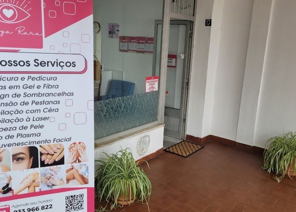 Entrada do salão Beleza Rara em Covilhã, Castelo Branco, PT com serviços de bem-estar listados.