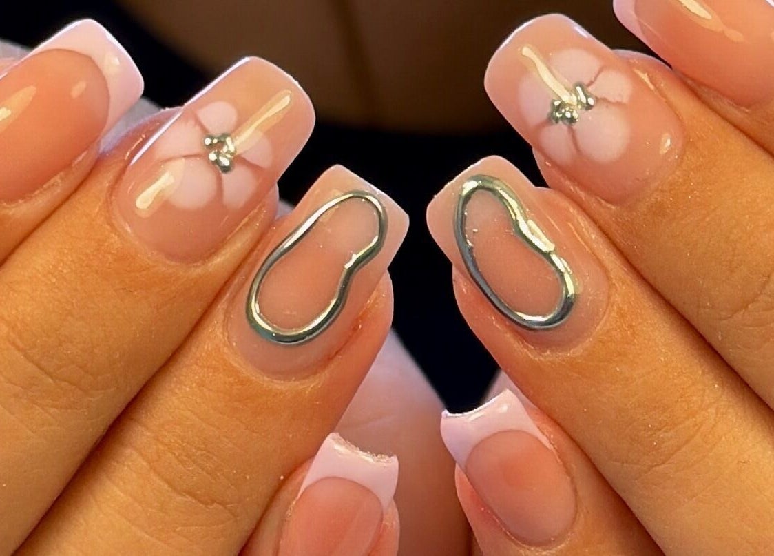 Chic pink and silver floral nail design by Manis By Mais in Epsom, England, GB.