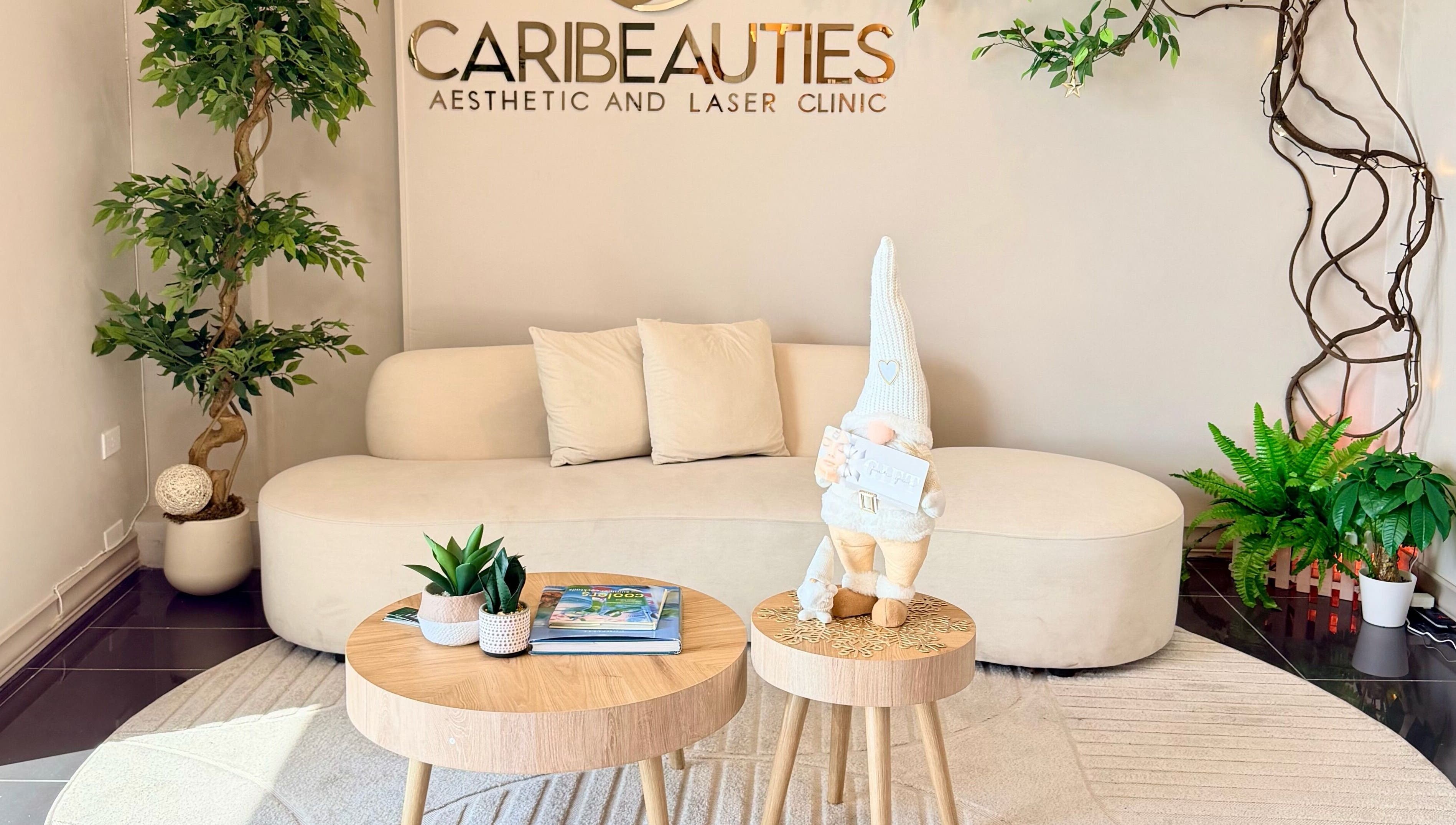 Inviting lounge area at Caribeauties Aesthetic and Laser Clinic, Cole Bay, Sint Maarten, SX with stylish decor.