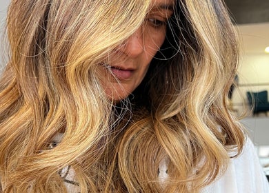 Close-up de cabelo loiro e ondulado em JU NOGUEIRA, Aveiro, Aveiro, PT. Destaques dourados e volumosos.