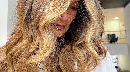 Close-up de cabelo loiro e ondulado em JU NOGUEIRA, Aveiro, Aveiro, PT. Destaques dourados e volumosos.
