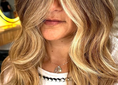 Cabelo loiro ondulado em destaque no salão JU NOGUEIRA, Aveiro, Aveiro, PT.