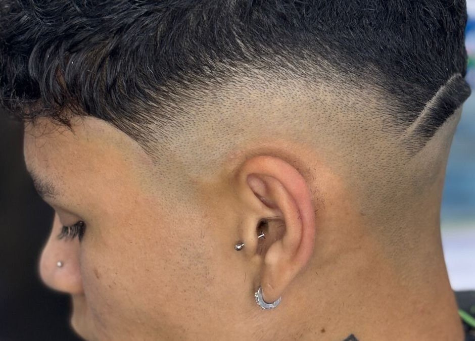 Corte de cabello moderno en Costabile Salón Masculino, La Tablada, Provincia De Buenos Aires, AR.