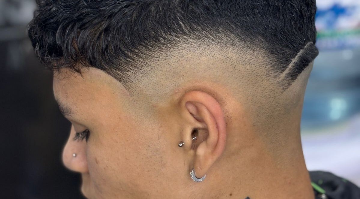 Corte de cabello moderno en Costabile Salón Masculino, La Tablada, Provincia De Buenos Aires, AR.