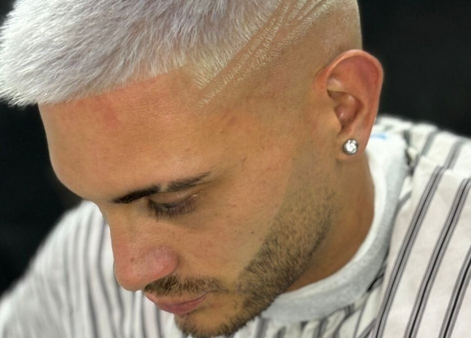 Corte de cabello moderno en Costabile Salón Masculino, La Tablada, Provincia De Buenos Aires, AR.