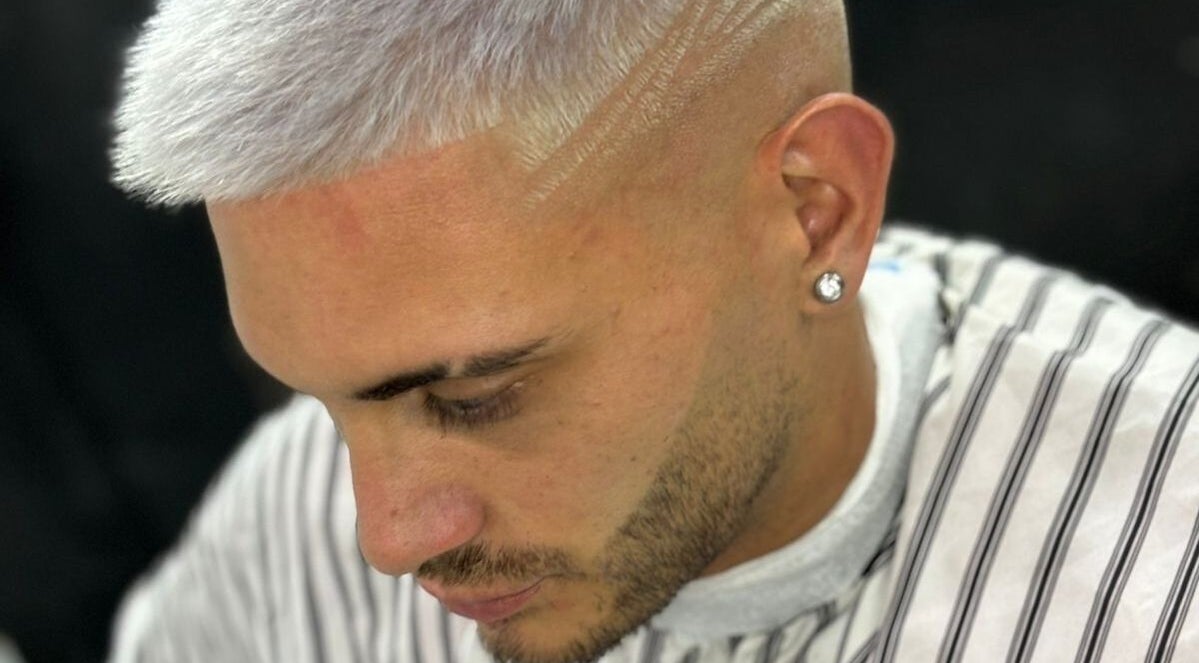 Corte de cabello moderno en Costabile Salón Masculino, La Tablada, Provincia De Buenos Aires, AR.