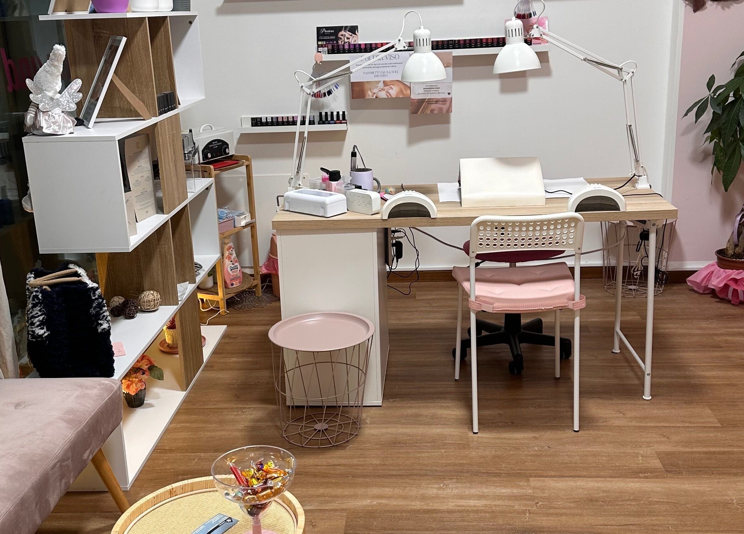 Stazione manicure di Beauty and Nails di Ariano Ylenia a Pusiano, Lombardia, IT, con decorazioni eleganti.