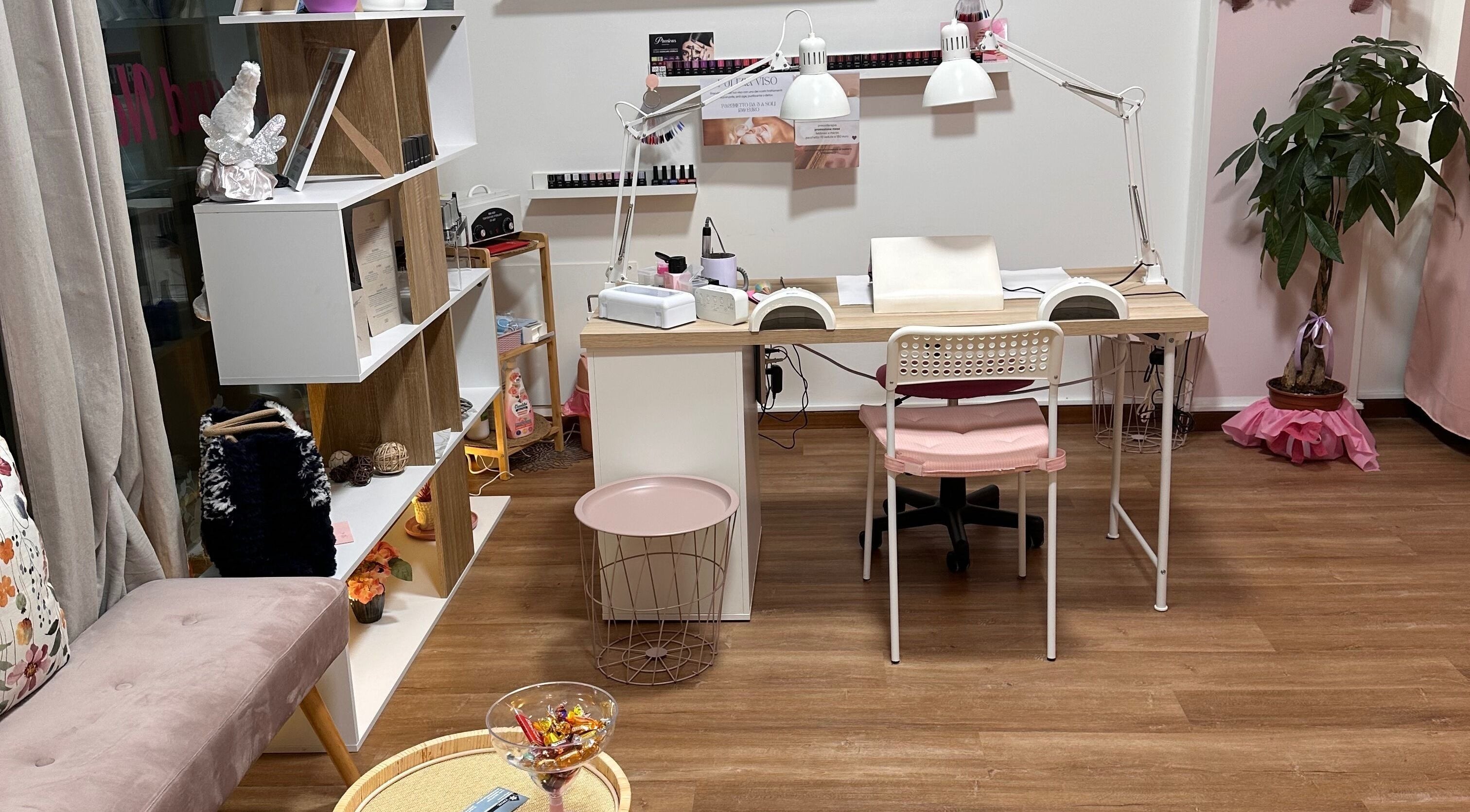 Stazione manicure di Beauty and Nails di Ariano Ylenia a Pusiano, Lombardia, IT, con decorazioni eleganti.