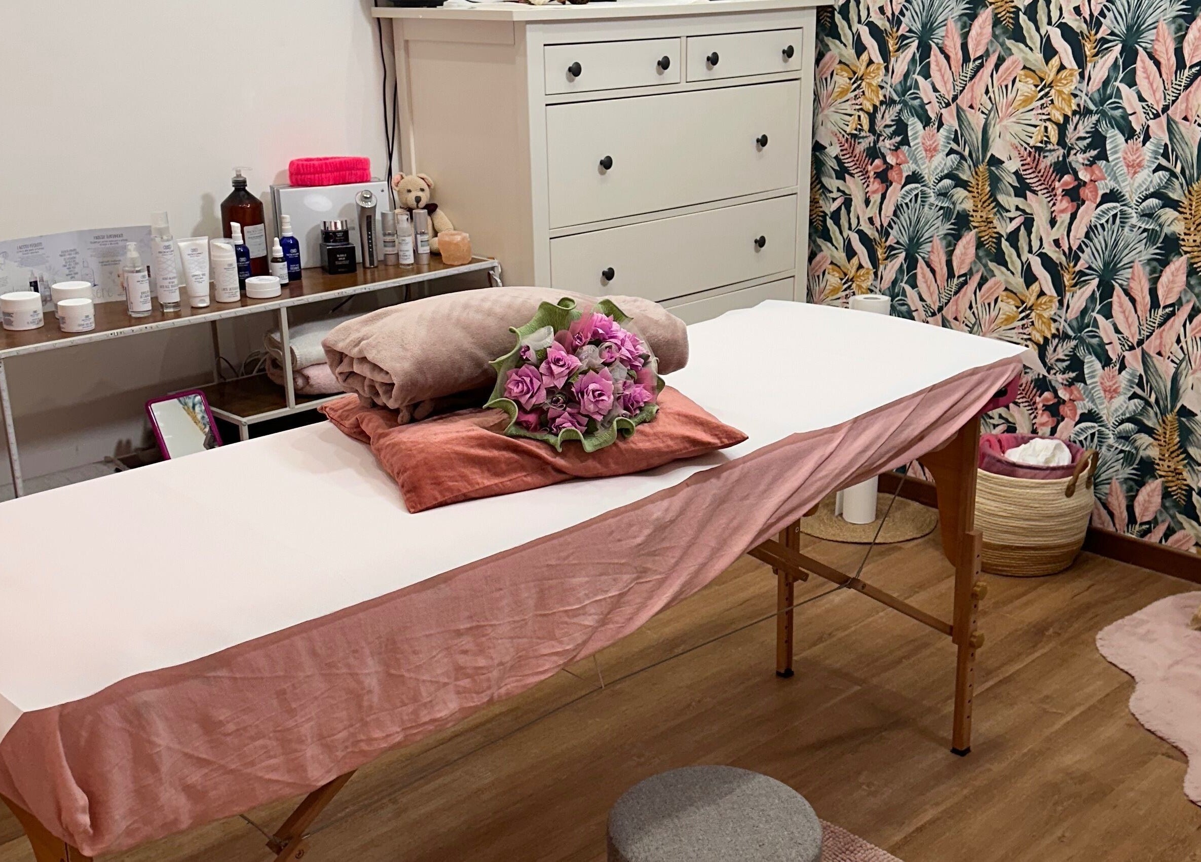 Sala massaggi accogliente con fiori, Beauty and Nails di Ariano Ylenia, Pusiano, Lombardia, IT.