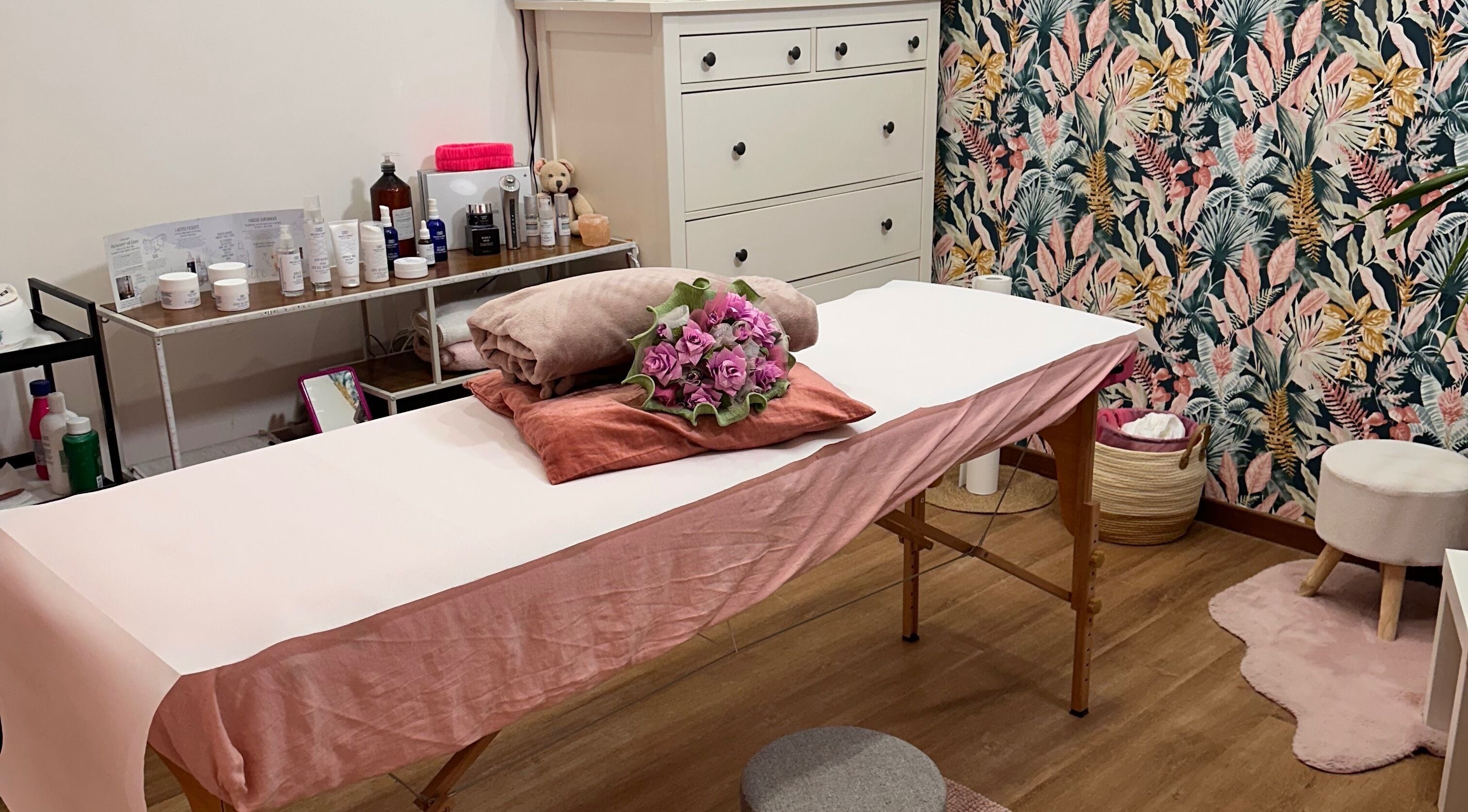 Sala massaggi accogliente con fiori, Beauty and Nails di Ariano Ylenia, Pusiano, Lombardia, IT.