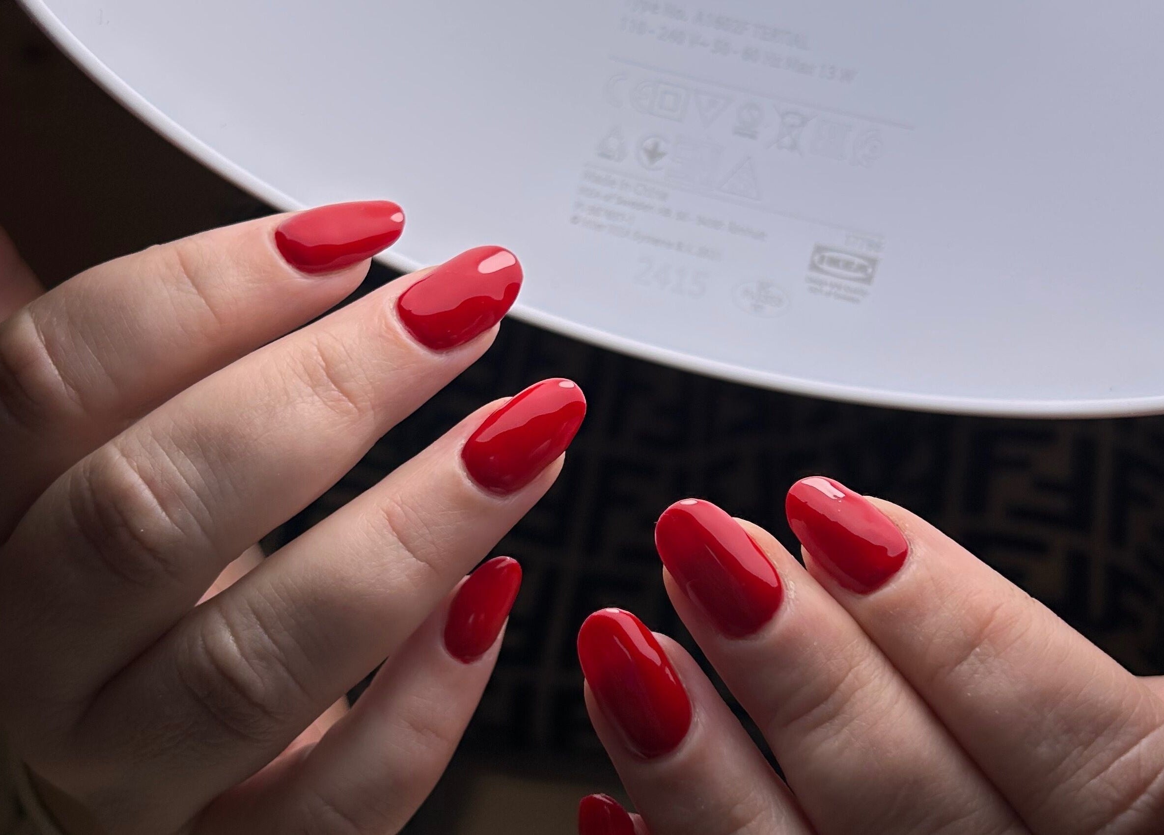 Unghie rosse lucide presso Beauty and Nails di Ariano Ylenia a Pusiano, Lombardia, IT.