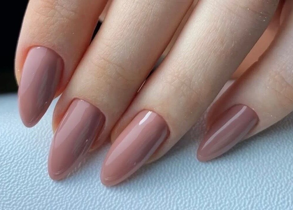 Manicure elegante con smalto nude presso Beauty and Nails di Ariano Ylenia, Pusiano, Lombardia, IT.